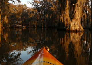 descubriendo un paraje en kayak